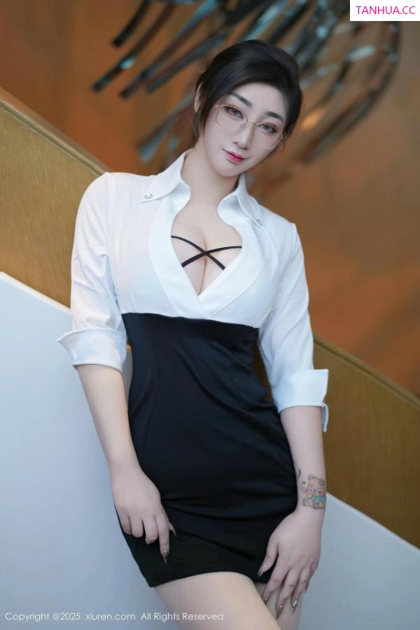 柠檬c_lemon 妲己_Toxic [XiuRen]高清写真图 2025.11.28 No.11045 妲己_Toxic 魅惑黑丝第8张图片